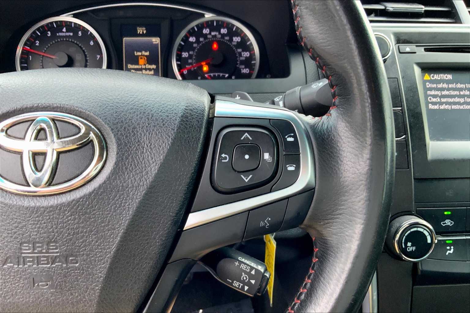 2015 Toyota Camry SE photo 22