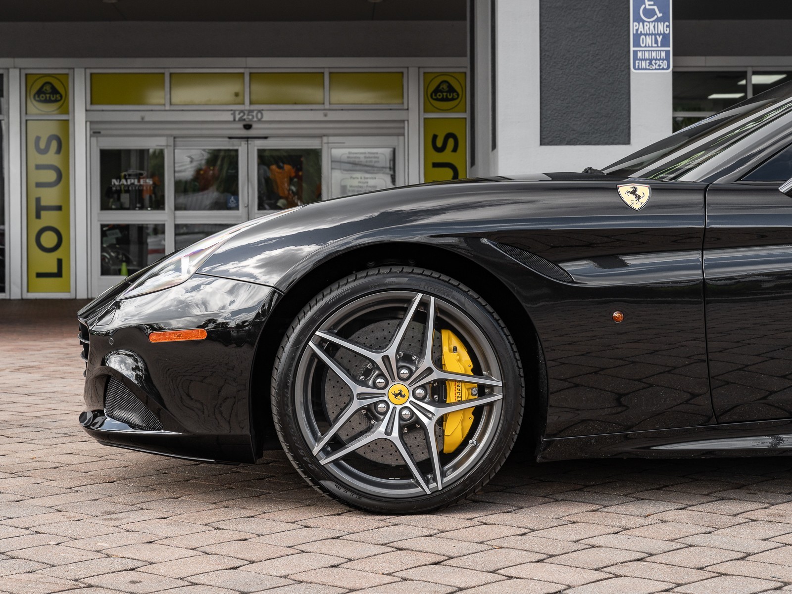 2015 Ferrari California T photo 9