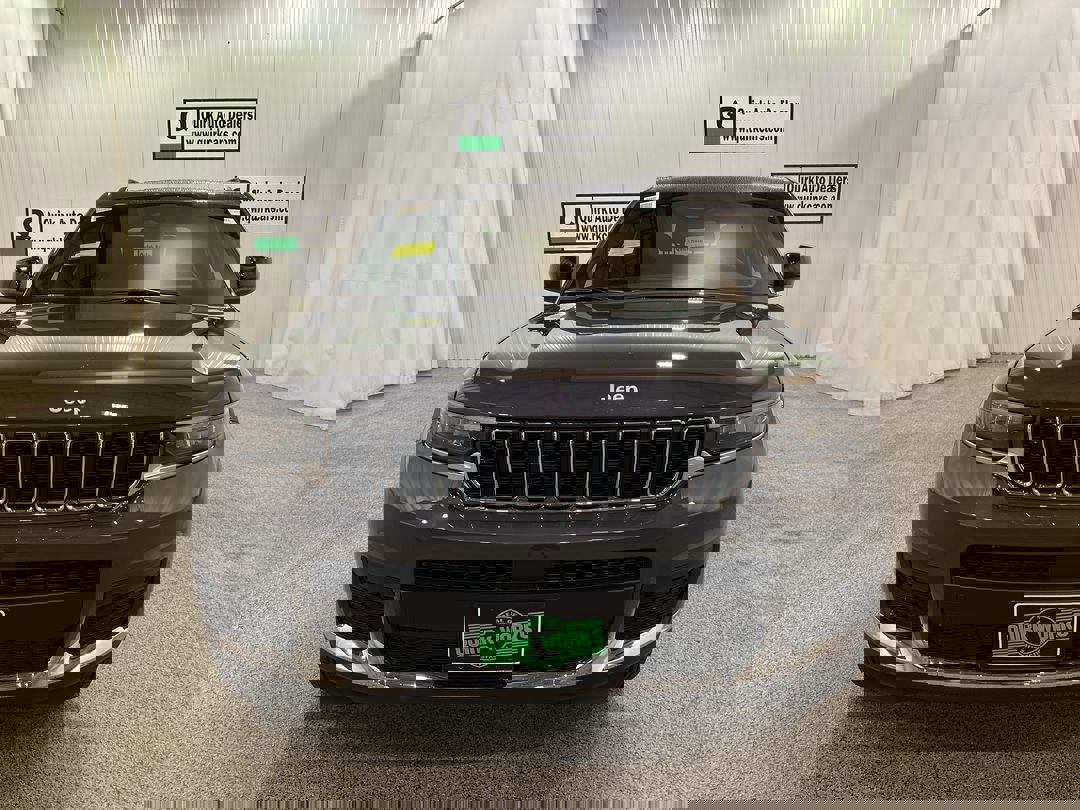 2025 Jeep Grand Cherokee Laredo X photo 2