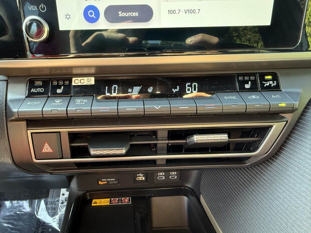 2025 Toyota Camry SE photo 13