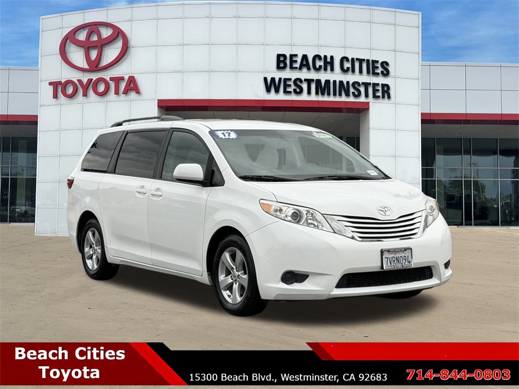 2017 Toyota Sienna LE's photo
