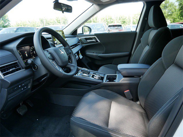 2025 Mitsubishi Outlander PHEV ES photo 4
