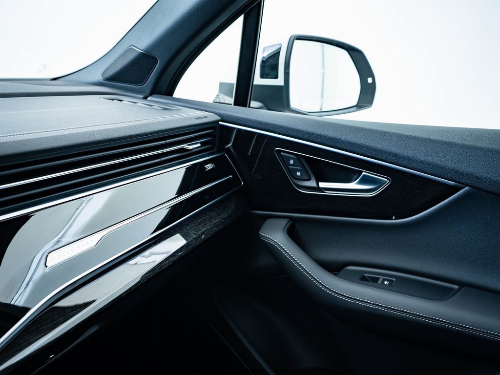 2025 Audi Q7 55 Premium Plus photo 32