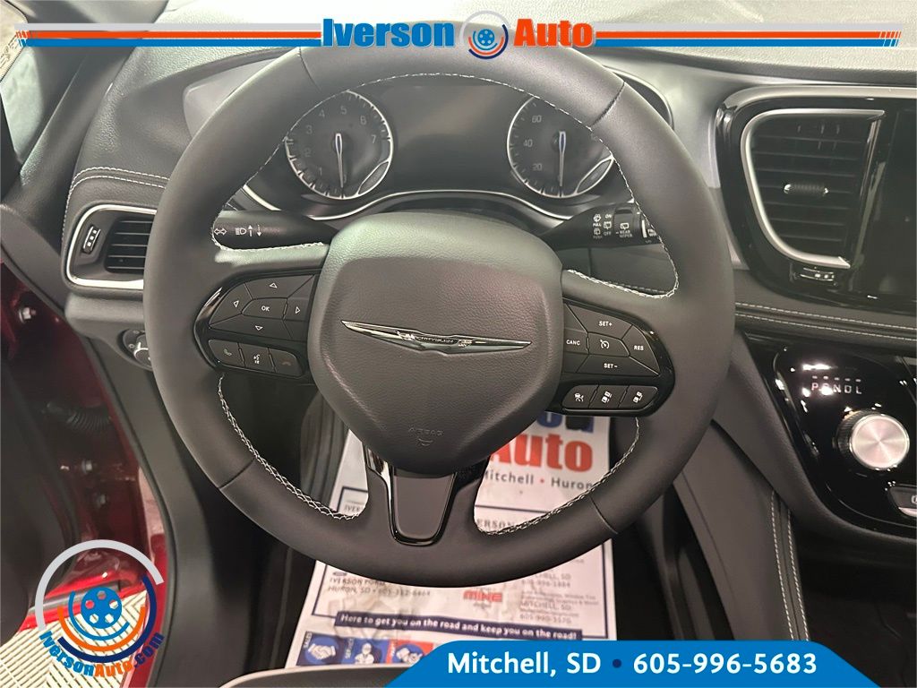2026 Chrysler Pacifica Limited photo 17