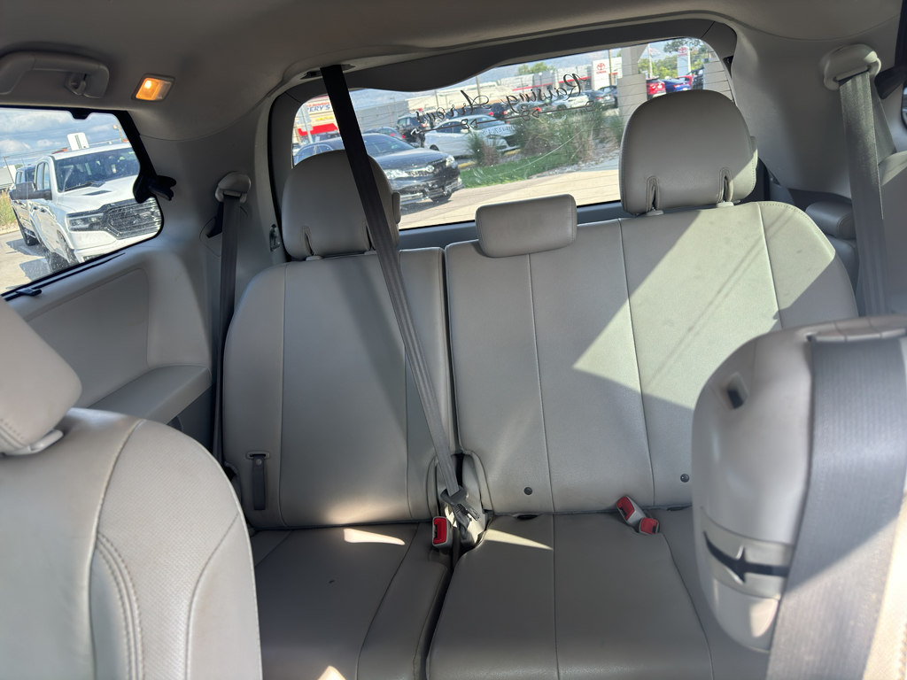 2014 Toyota Sienna XLE photo 11