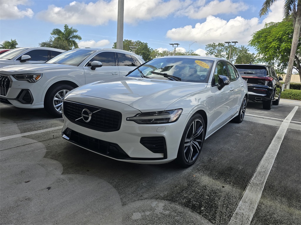 2022 Volvo S60 R-Design Expression's photo