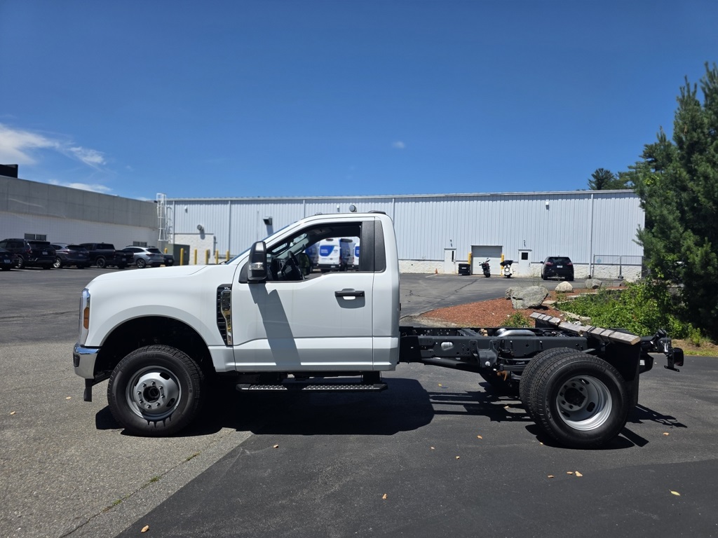 2025 Ford F-350 XL photo 2