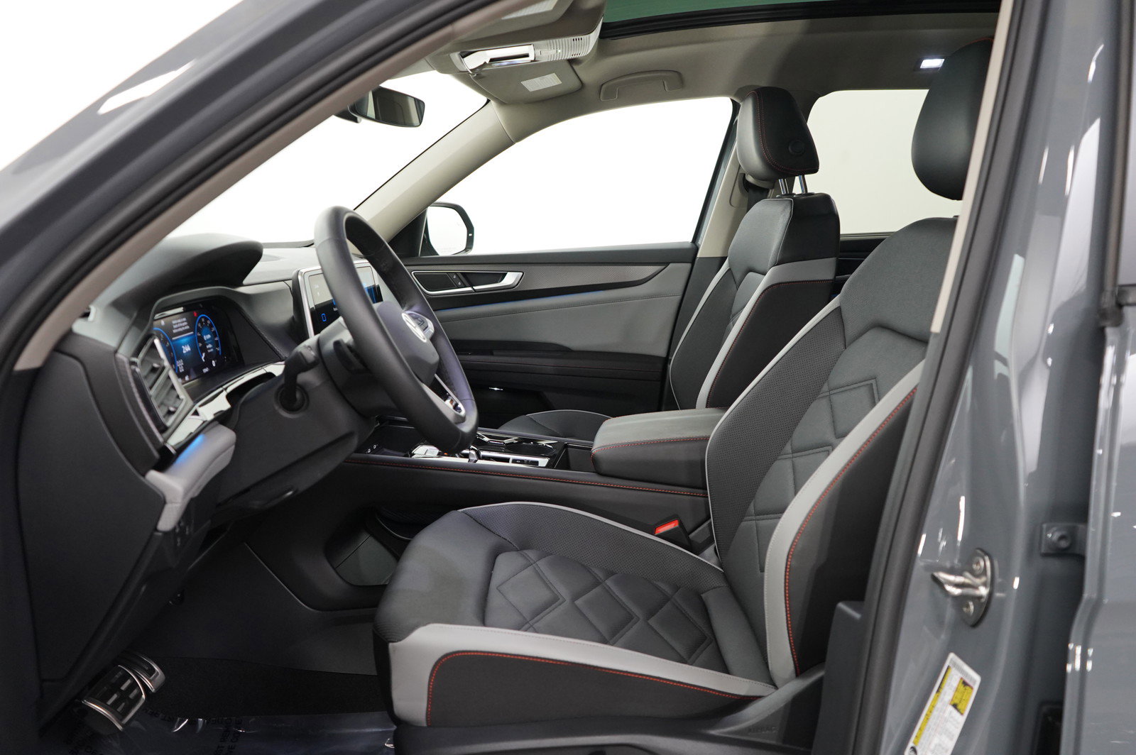 2024 Volkswagen Atlas Peak Edition SE Technology photo 17