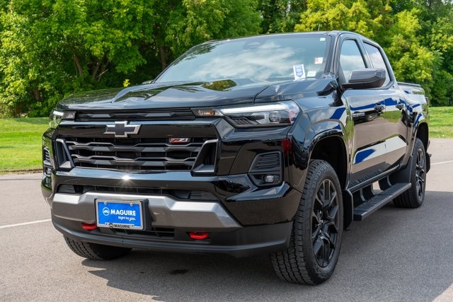 2025 Chevrolet Colorado Z71 photo 2