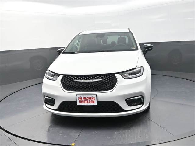 2024 Chrysler Pacifica Touring L photo 2