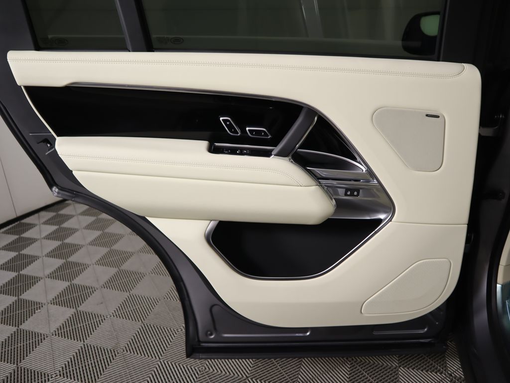 2025 Land Rover Range Rover SE photo 24