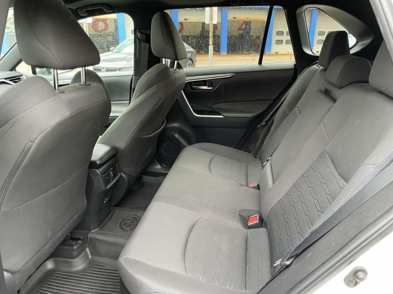 2022 Toyota RAV4 Hybrid SE photo 5