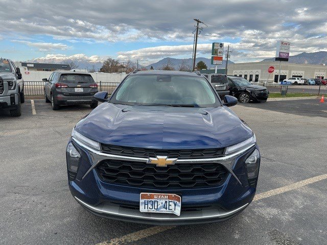 2024 Chevrolet Trax LT photo 2