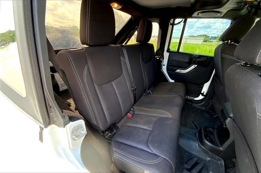 2013 Jeep Wrangler Unlimited Sahara photo 24