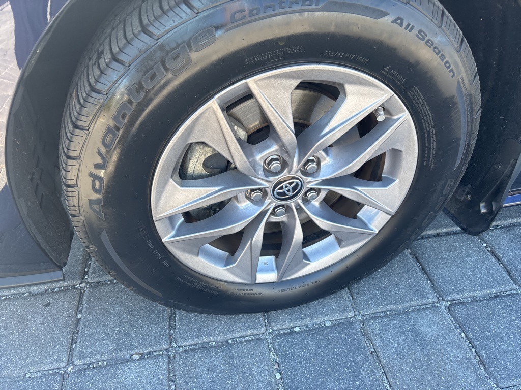 2022 Toyota Sienna XLE photo 2