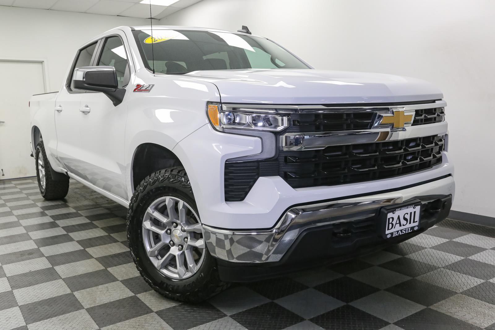 2023 Chevrolet Silverado 1500 LT photo 2