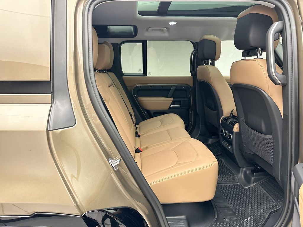 2025 Land Rover Defender 110 X-Dynamic SE photo 4