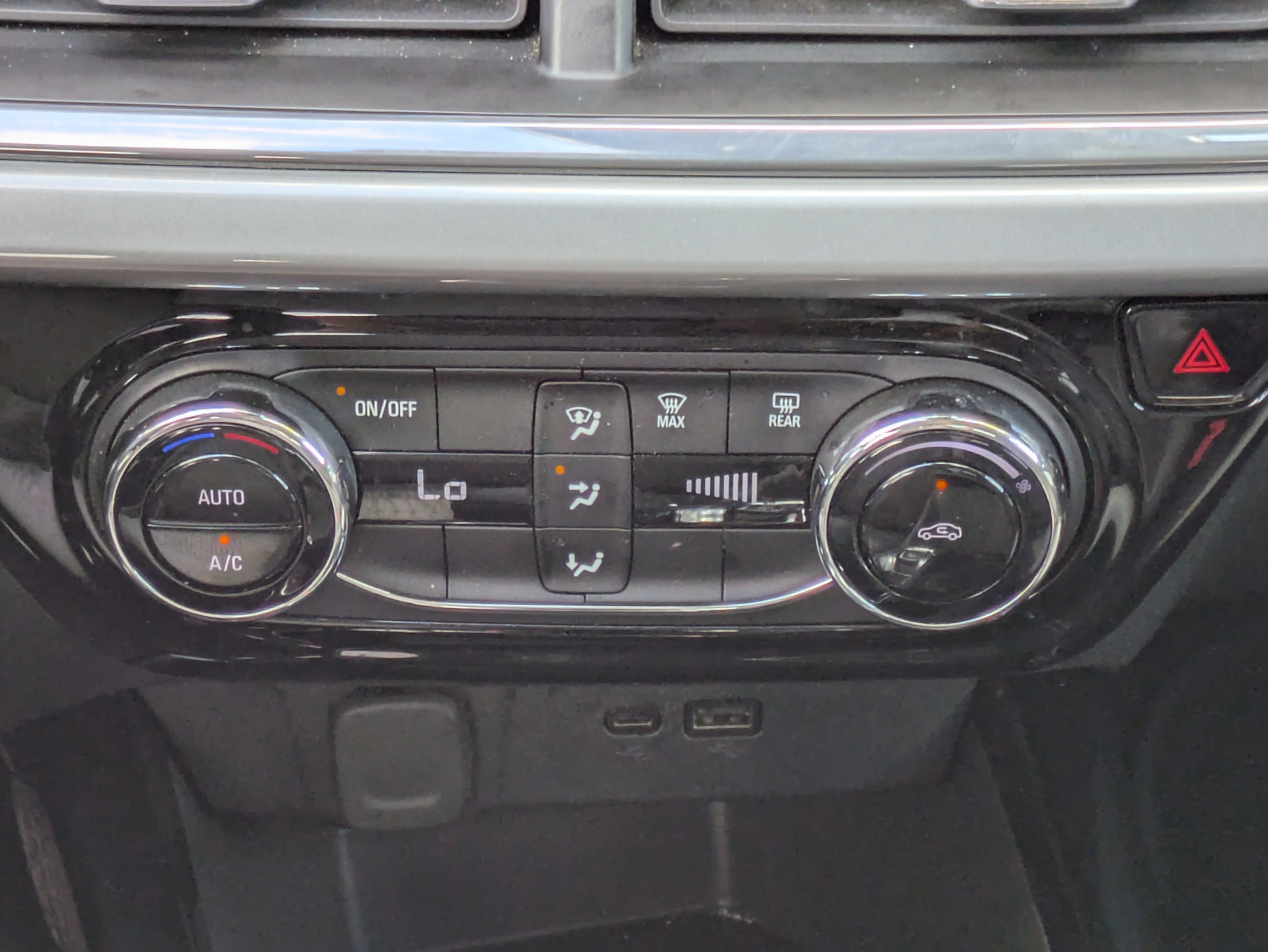 2024 Chevrolet Trax LT photo 4
