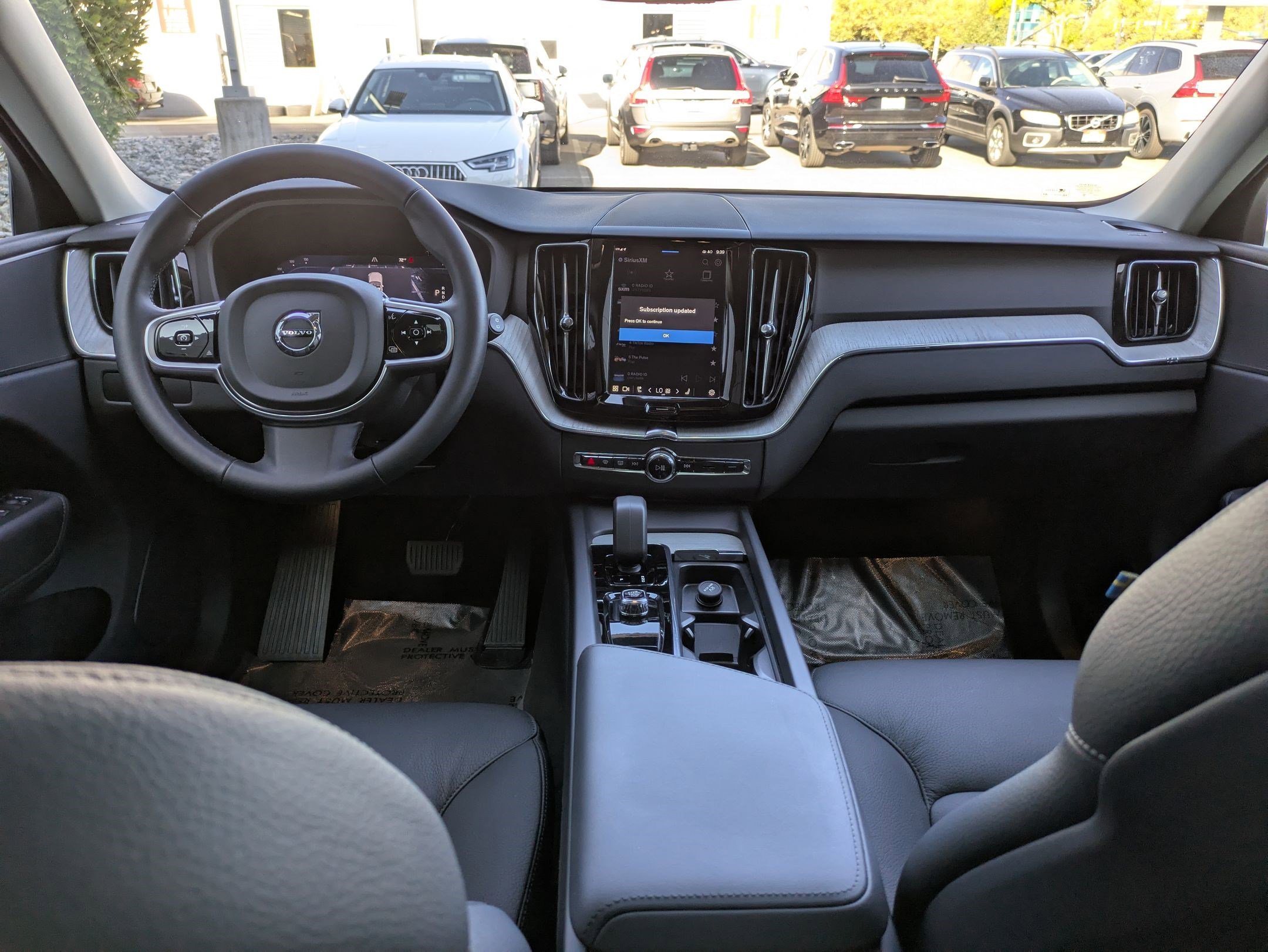 2025 Volvo XC60 Plus photo 26