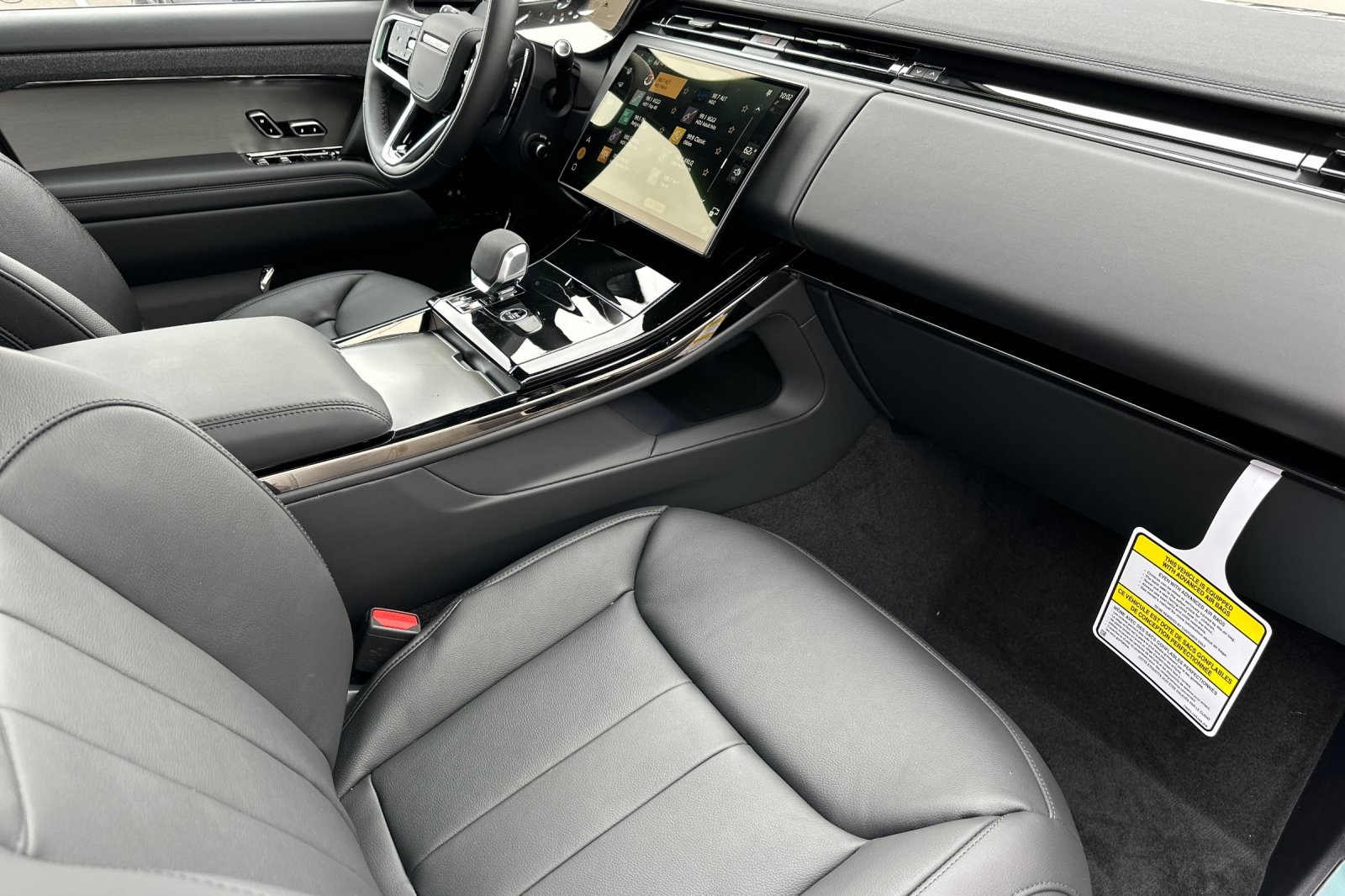 2025 Land Rover Range Rover Sport P360 S photo 3