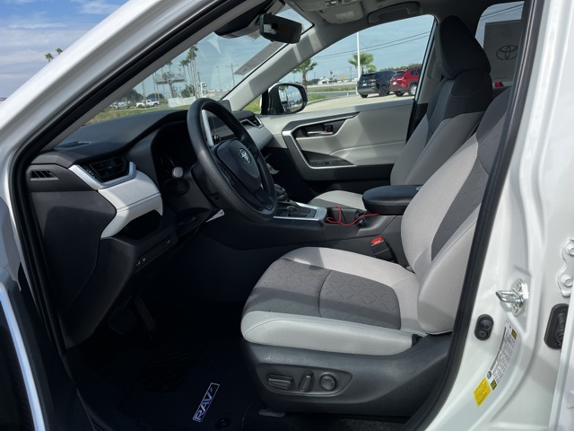 2025 Toyota RAV4 XLE photo 13