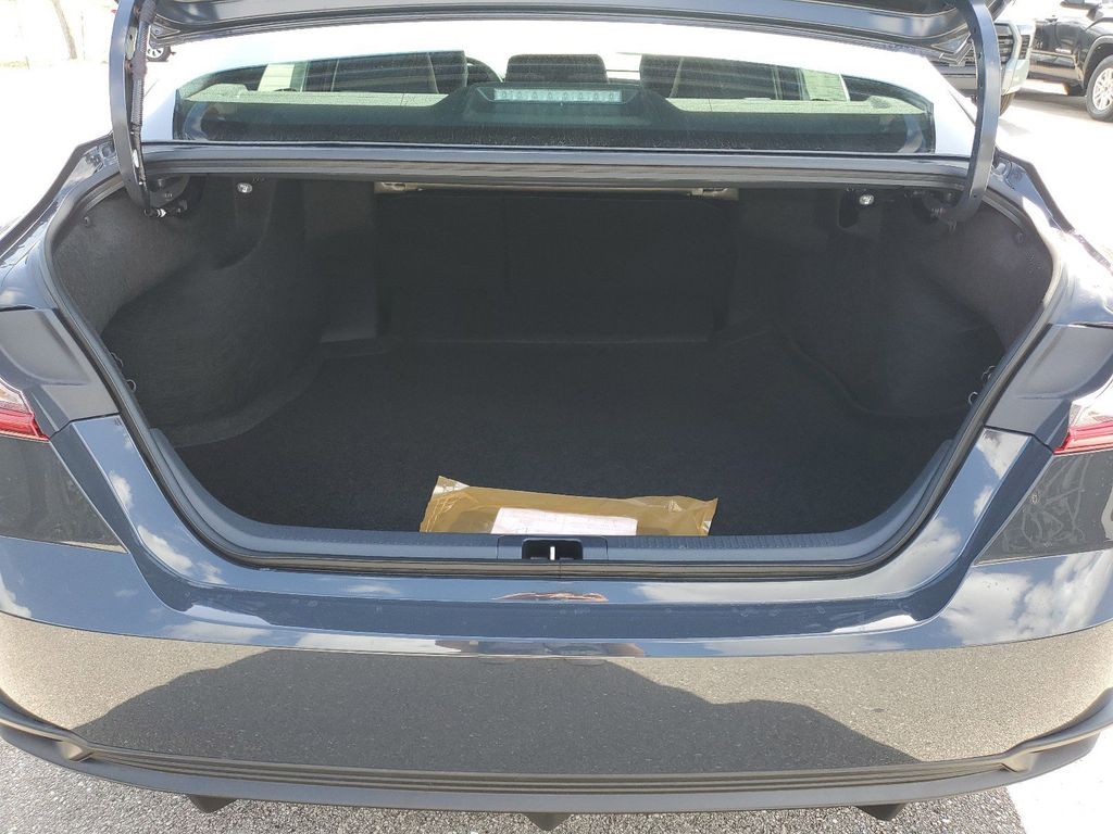 2025 Toyota Camry SE photo 14