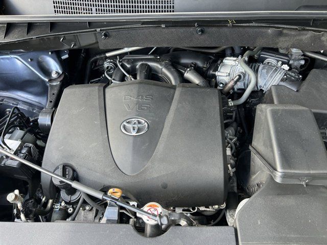 2018 Toyota Highlander LE photo 17