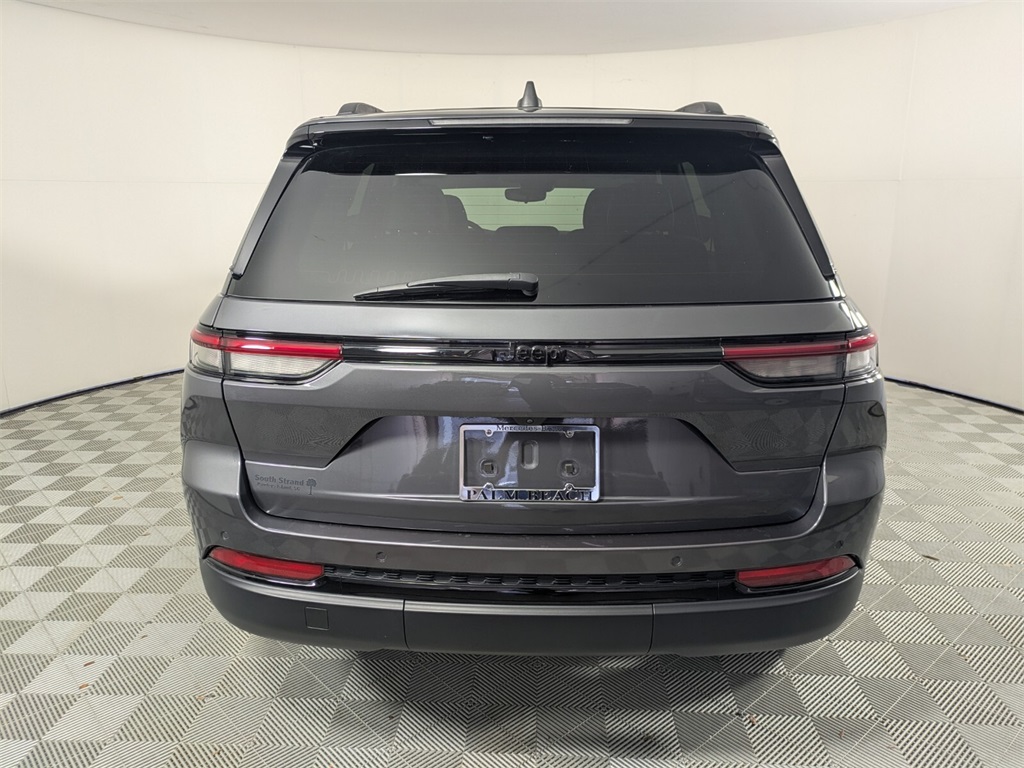2023 Jeep Grand Cherokee Laredo Altitude photo 3