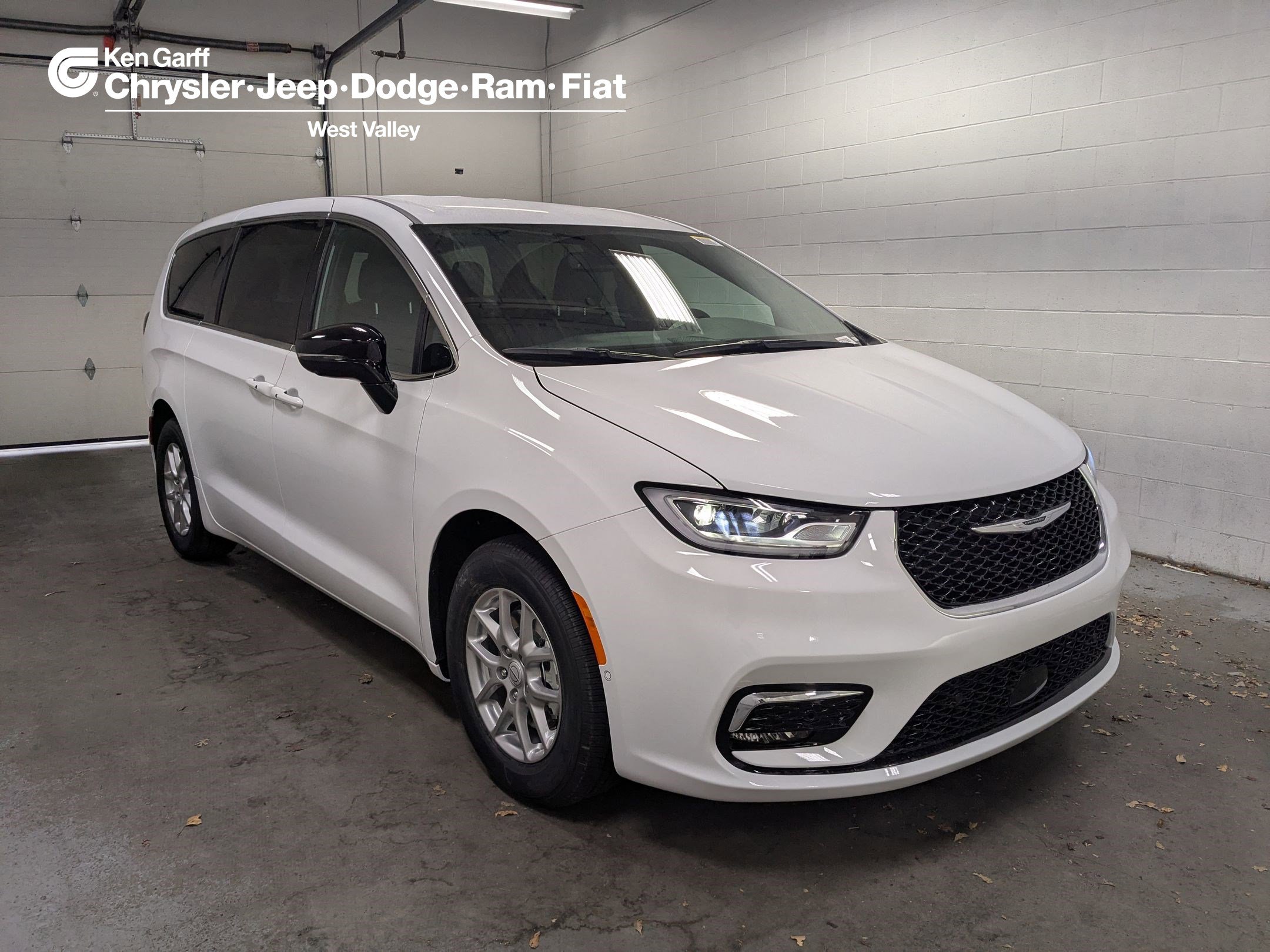 2026 Chrysler Pacifica Select's photo