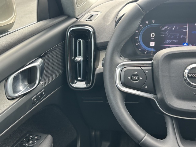 2023 Volvo XC40 Plus photo 14
