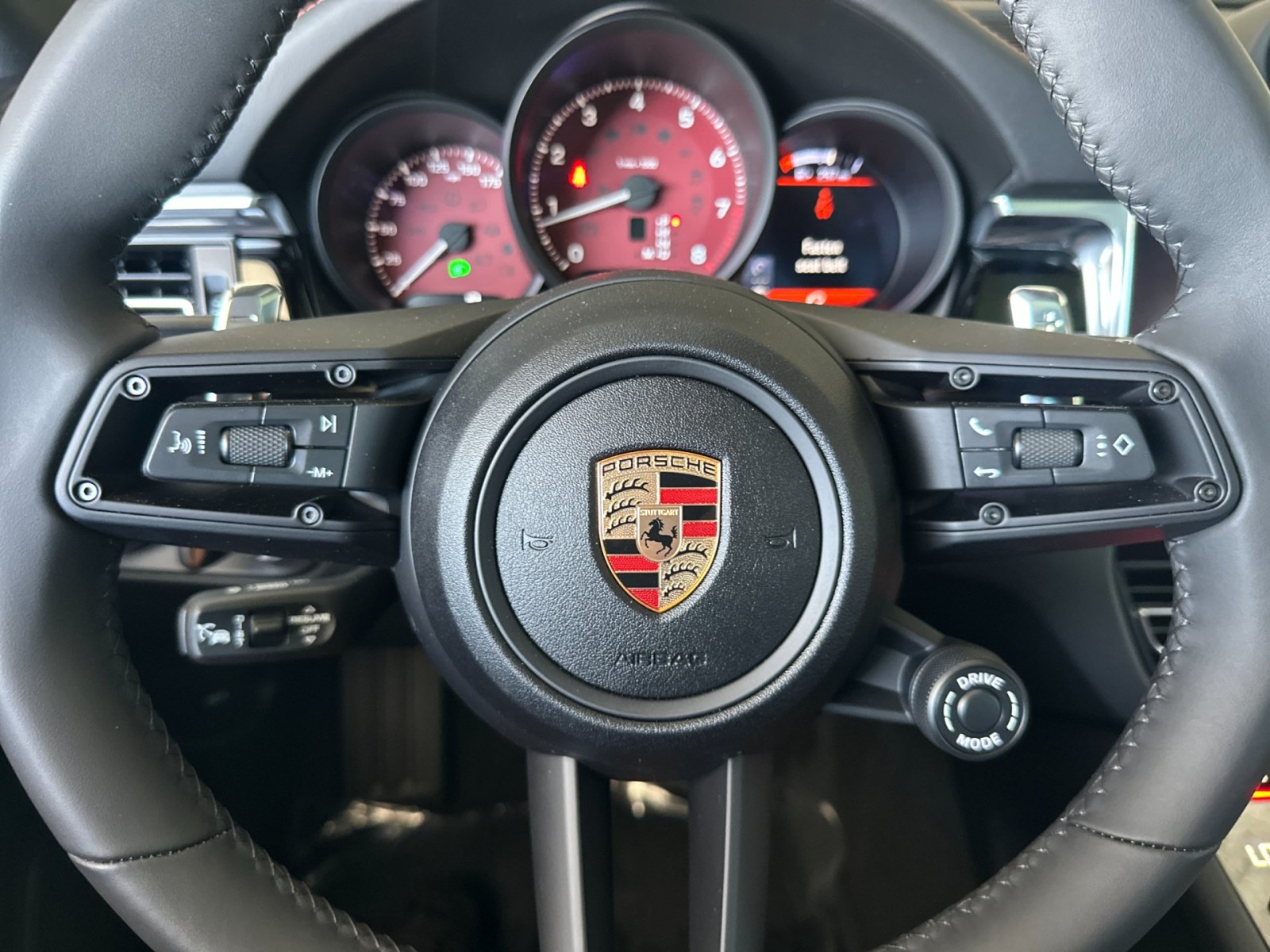 2025 Porsche Macan S photo 19
