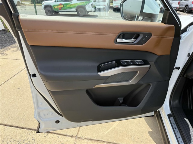 2025 Nissan Pathfinder Platinum photo 25