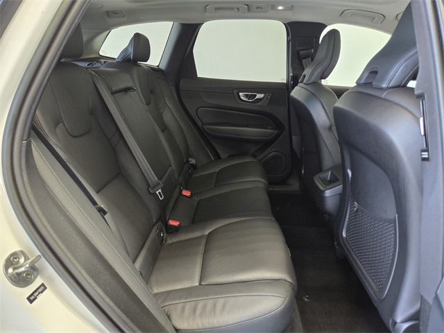 2023 Volvo XC60 B5 Plus photo 18
