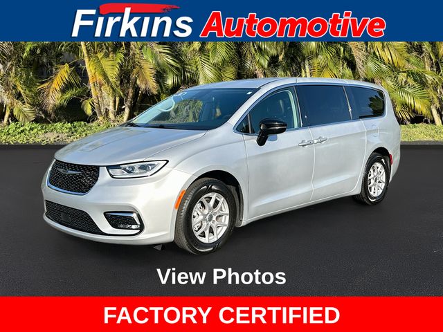2024 Chrysler Pacifica Touring L's photo