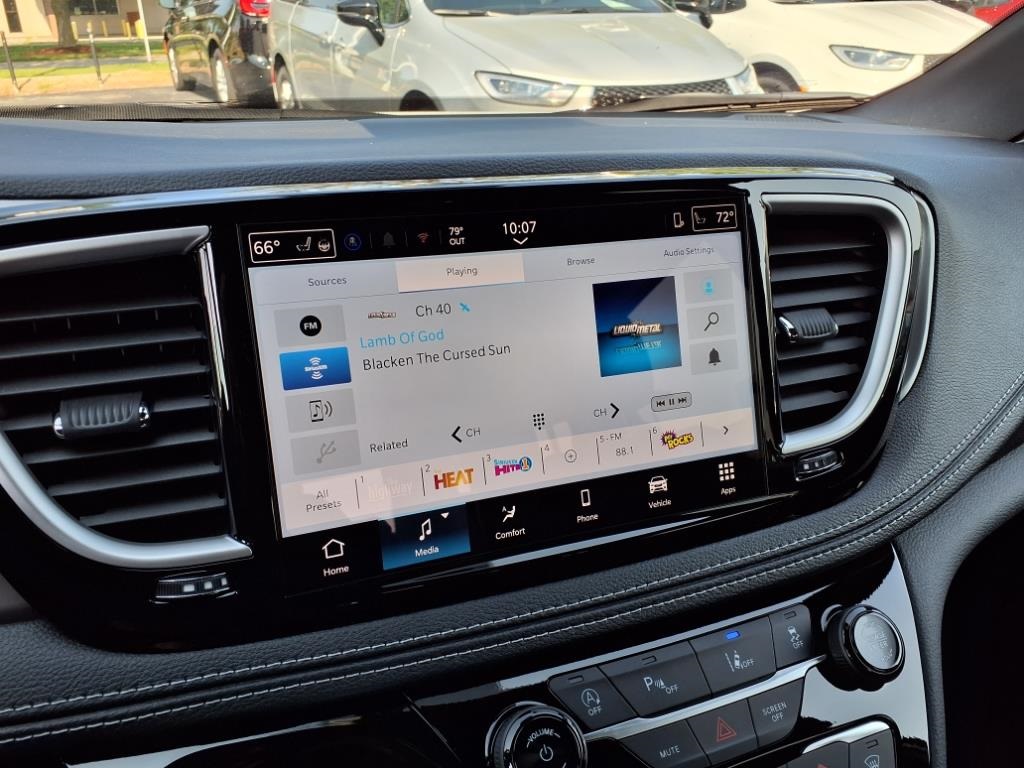 2026 Chrysler Pacifica photo 18