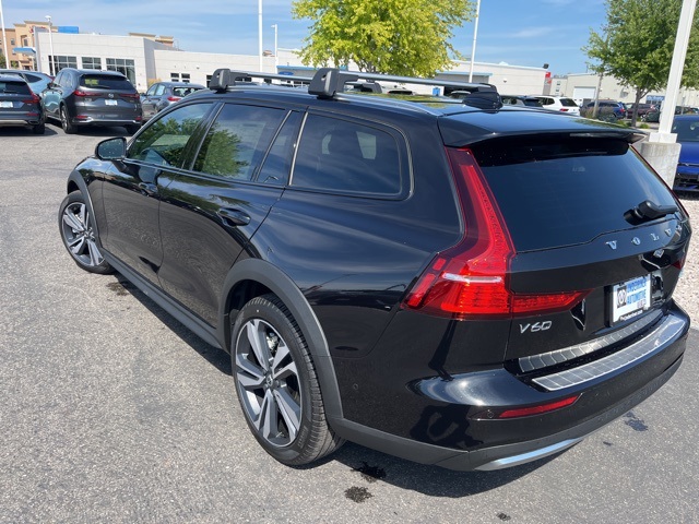 2026 Volvo V60 Cross Country B5 Plus photo 3