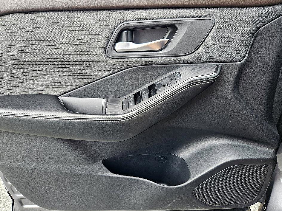 2023 Nissan Rogue SV photo 26