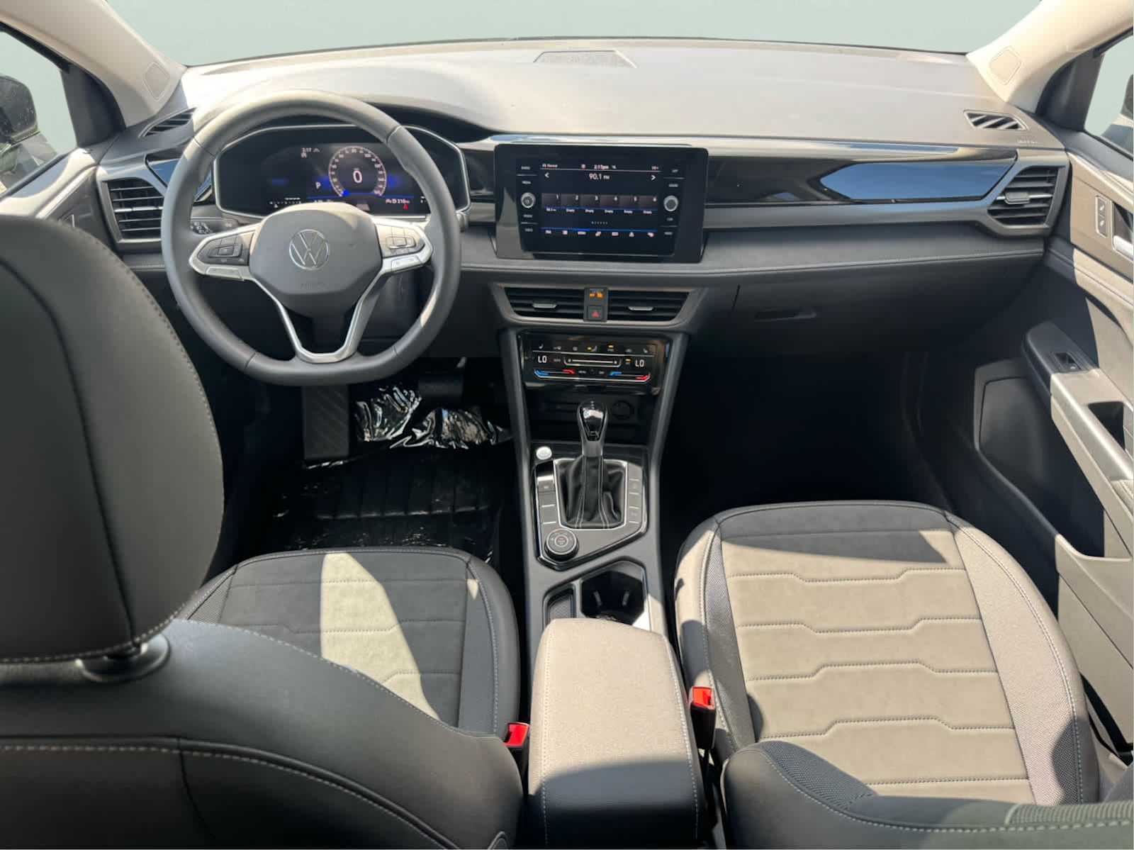 2025 Volkswagen Taos SE photo 10
