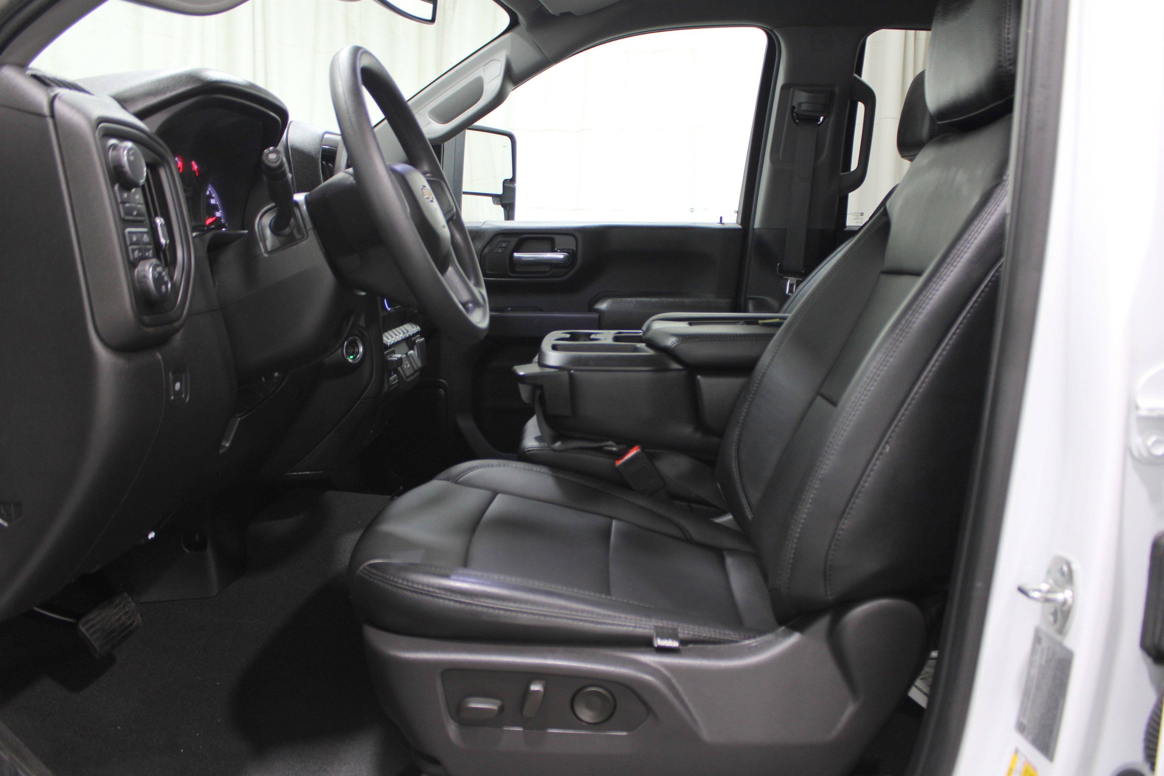 2025 Chevrolet Silverado 2500HD Custom photo 2