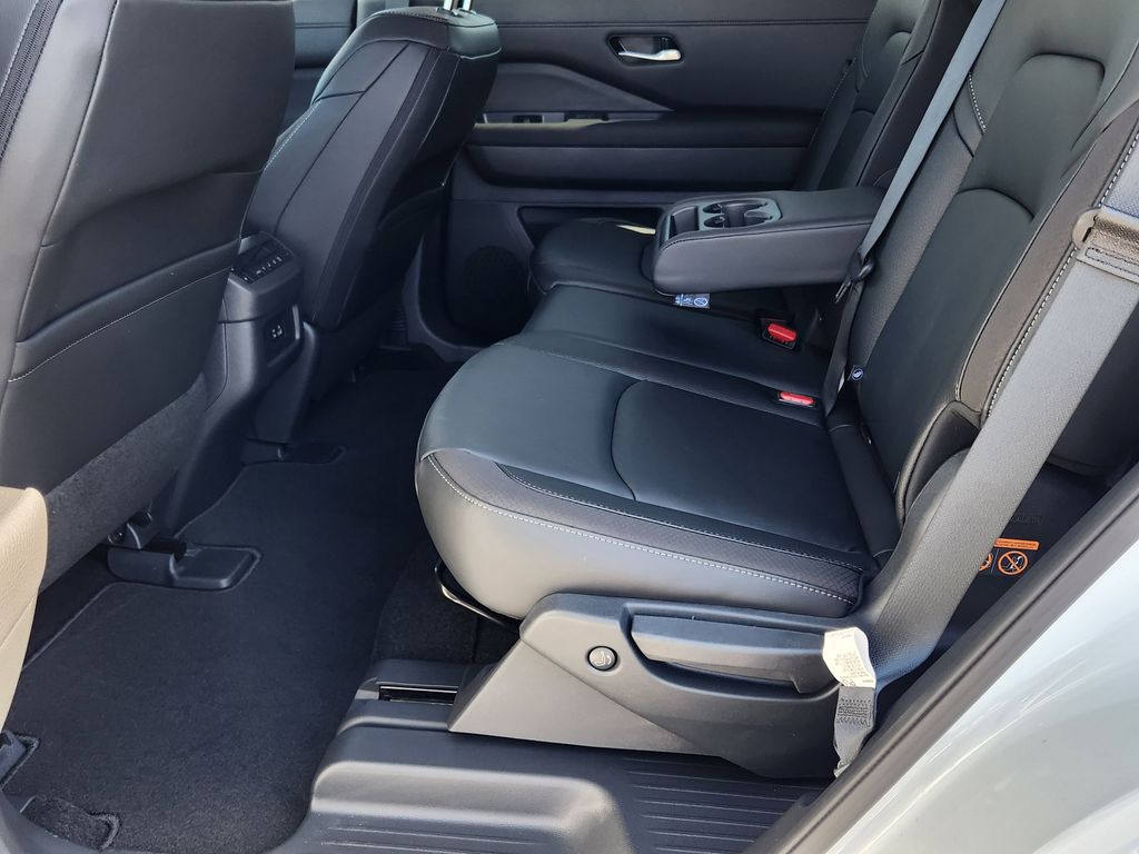 2025 Nissan Pathfinder SL photo 12