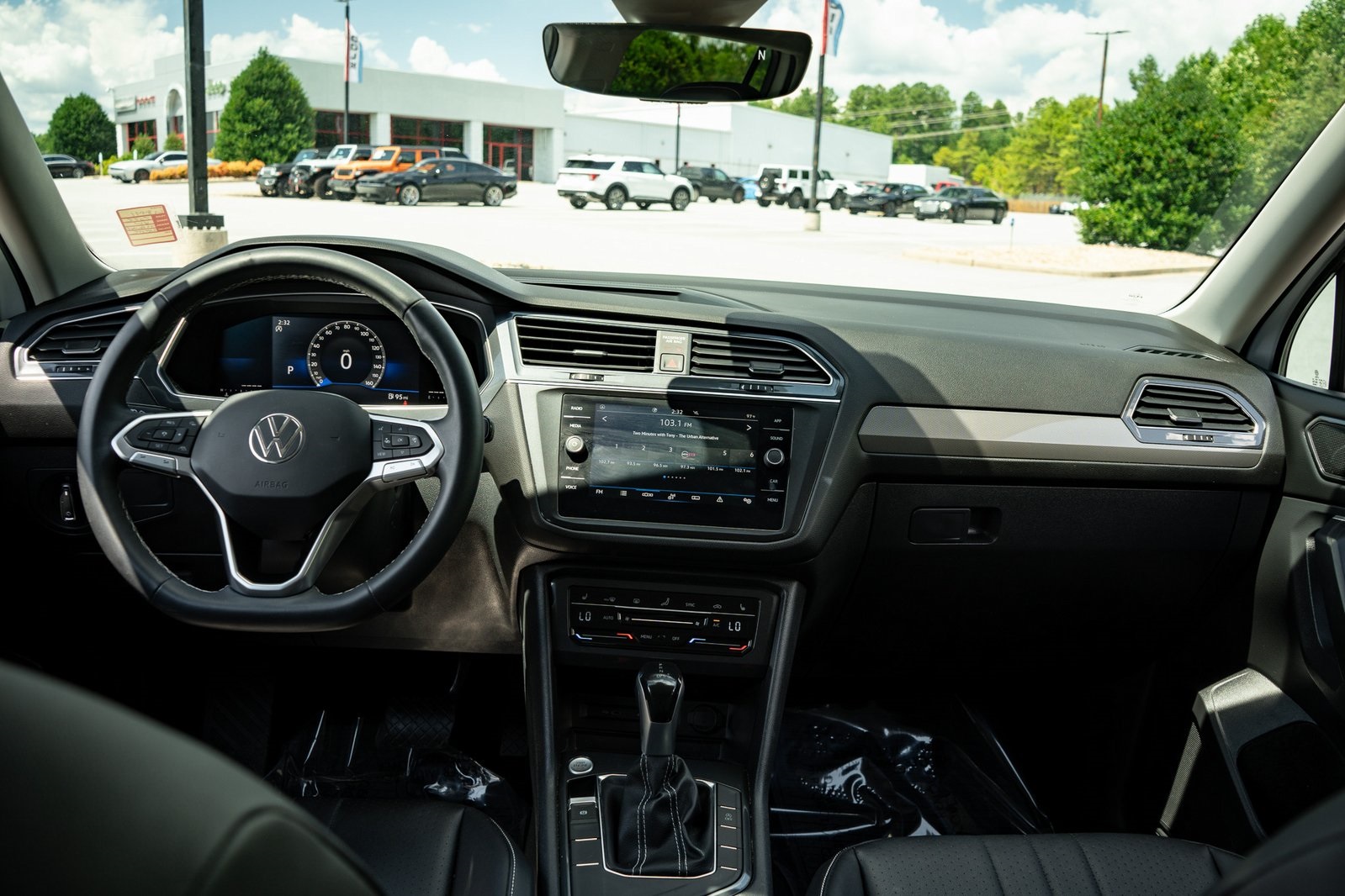 2022 Volkswagen Tiguan SE photo 16