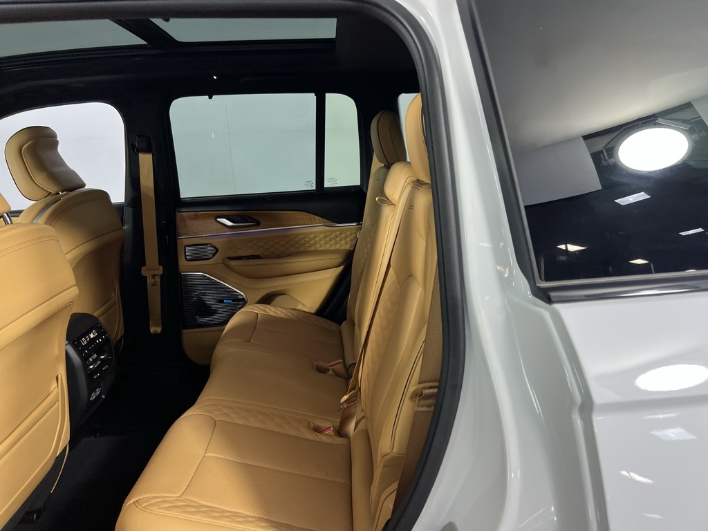 2024 Jeep Grand Cherokee Summit photo 17