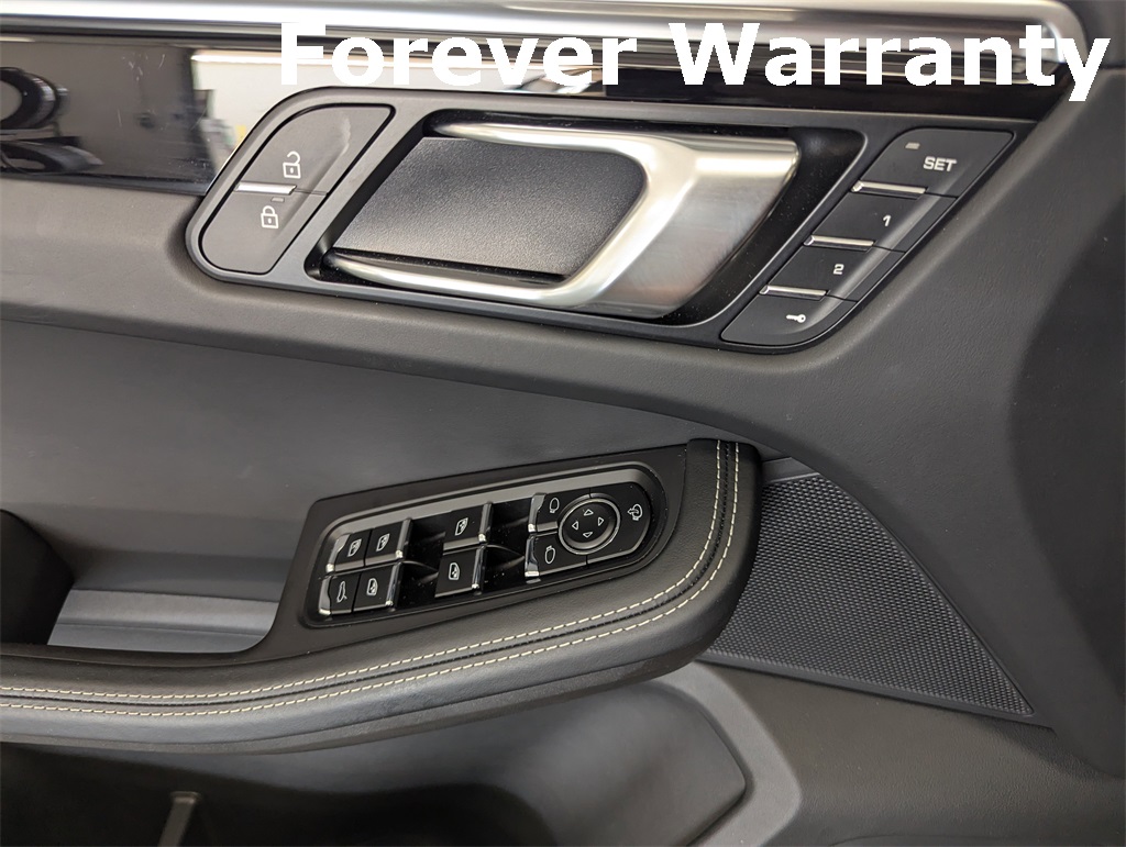 2024 Porsche Macan T photo 17