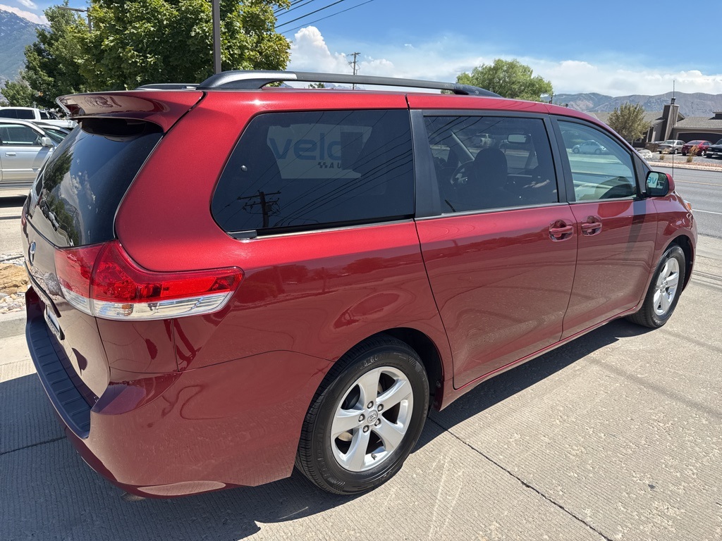 2014 Toyota Sienna LE photo 3