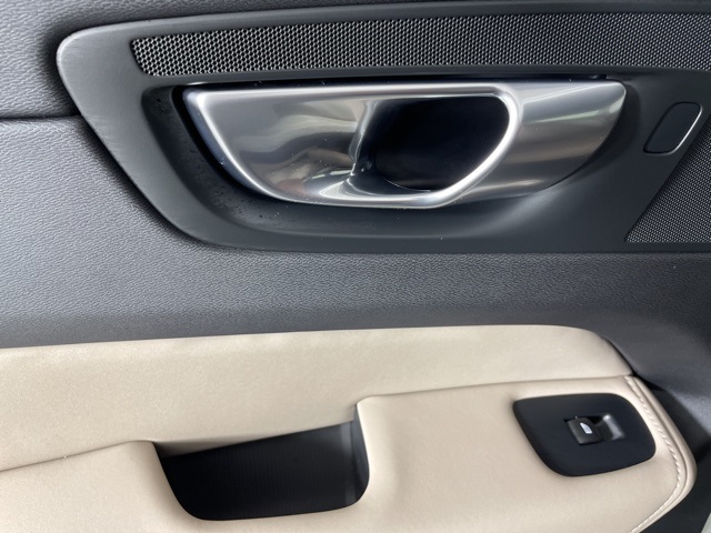 2026 Volvo XC60 Plus photo 34