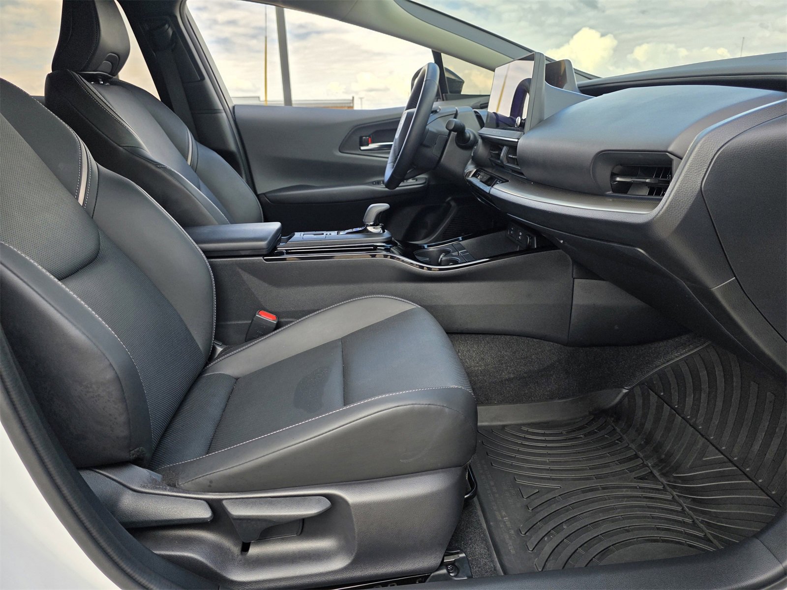 2024 Toyota Prius LE photo 25