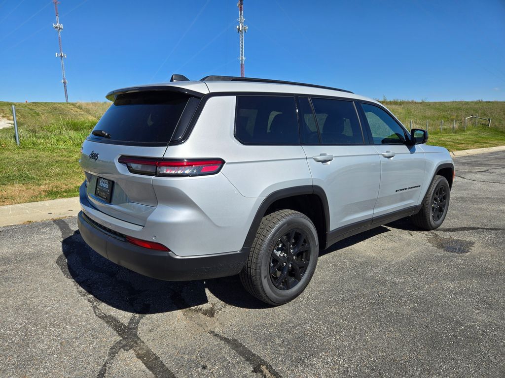 2025 Jeep Grand Cherokee Laredo Altitude photo 2