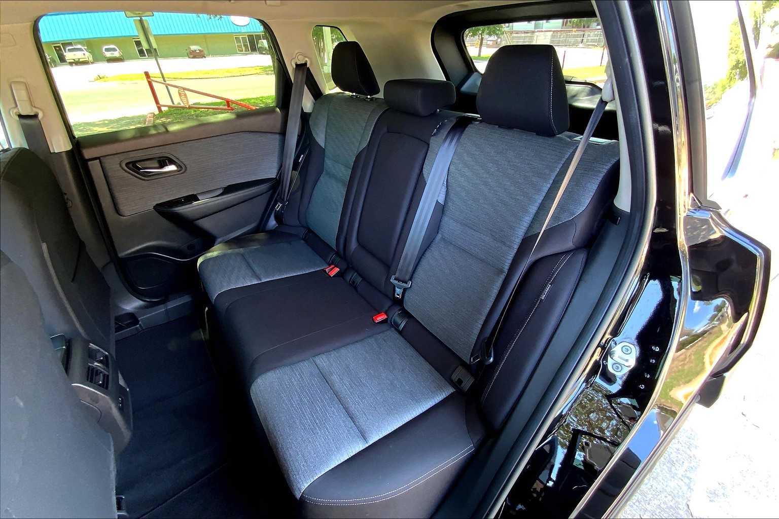 2023 Nissan Rogue SV photo 17