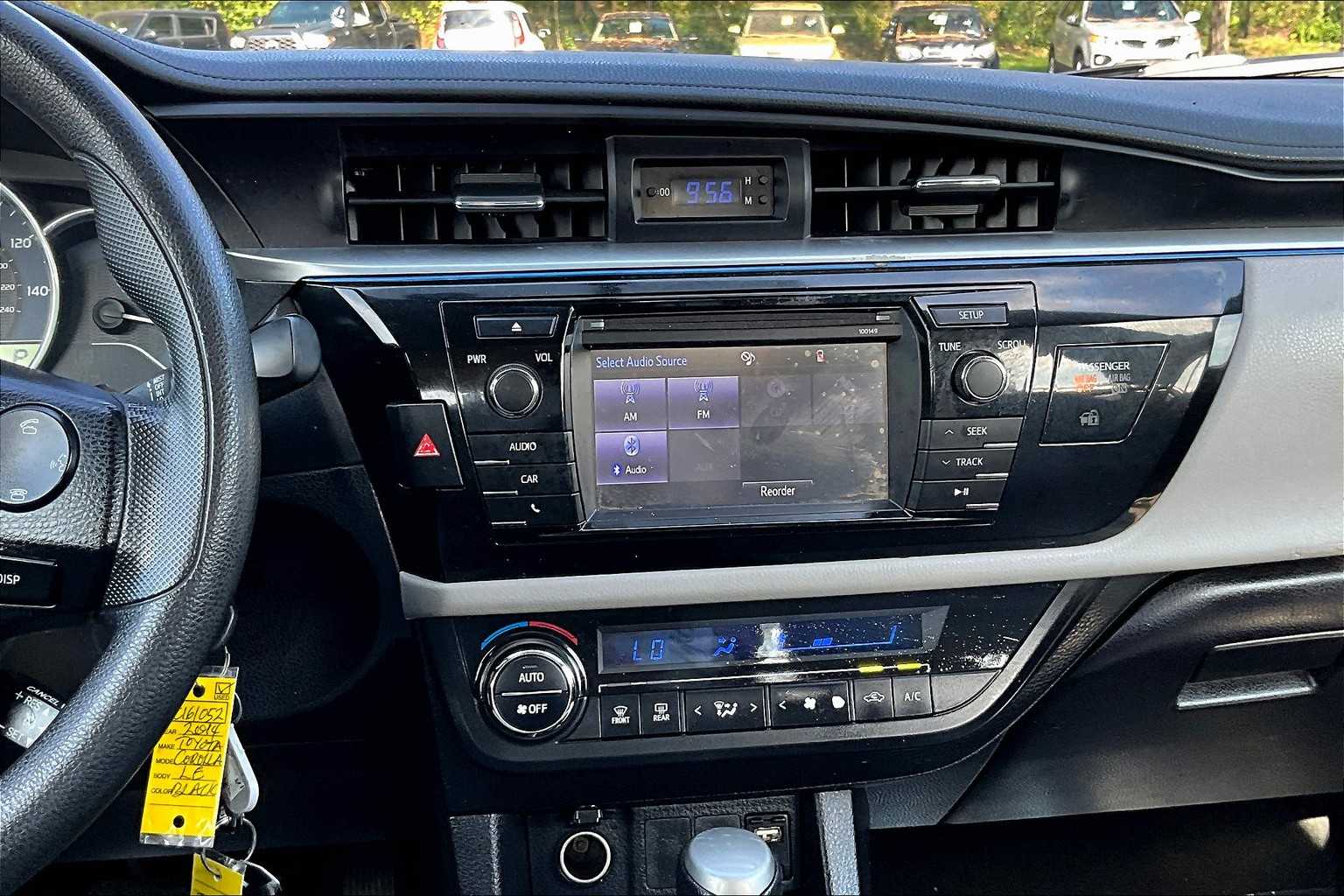 2014 Toyota Corolla LE photo 6