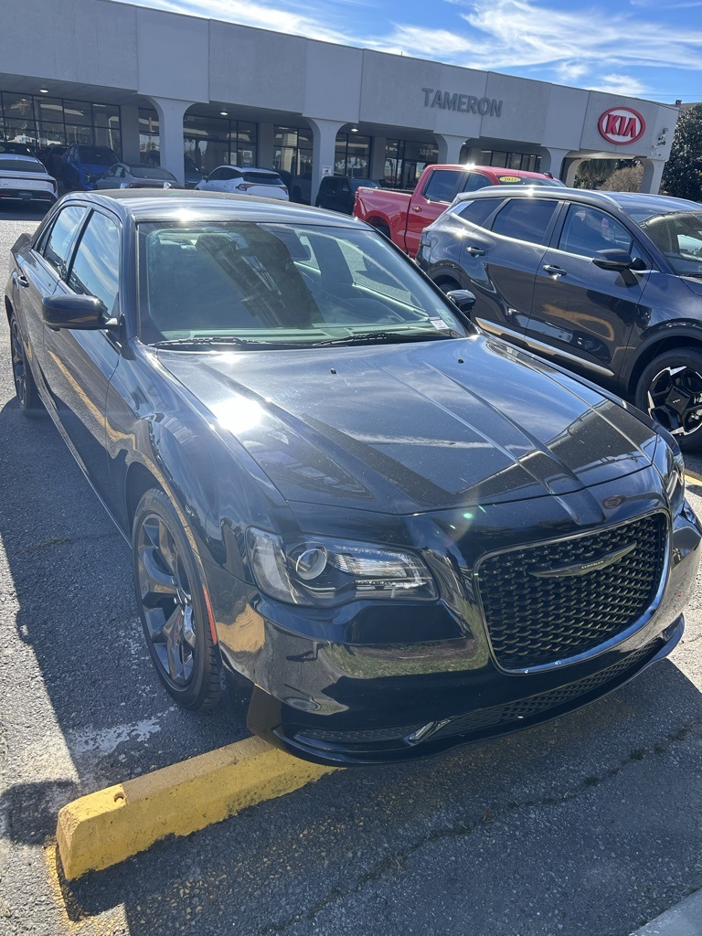 2022 Chrysler 300 Touring photo 2